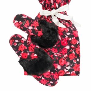 NWT Victorias Secret slippers and bag set